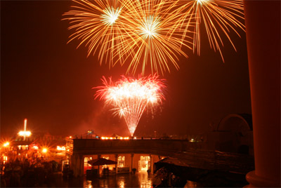 Faszination H&ouml;henfeuerwerk - wenn die Nacht zum hellen Tag wird.